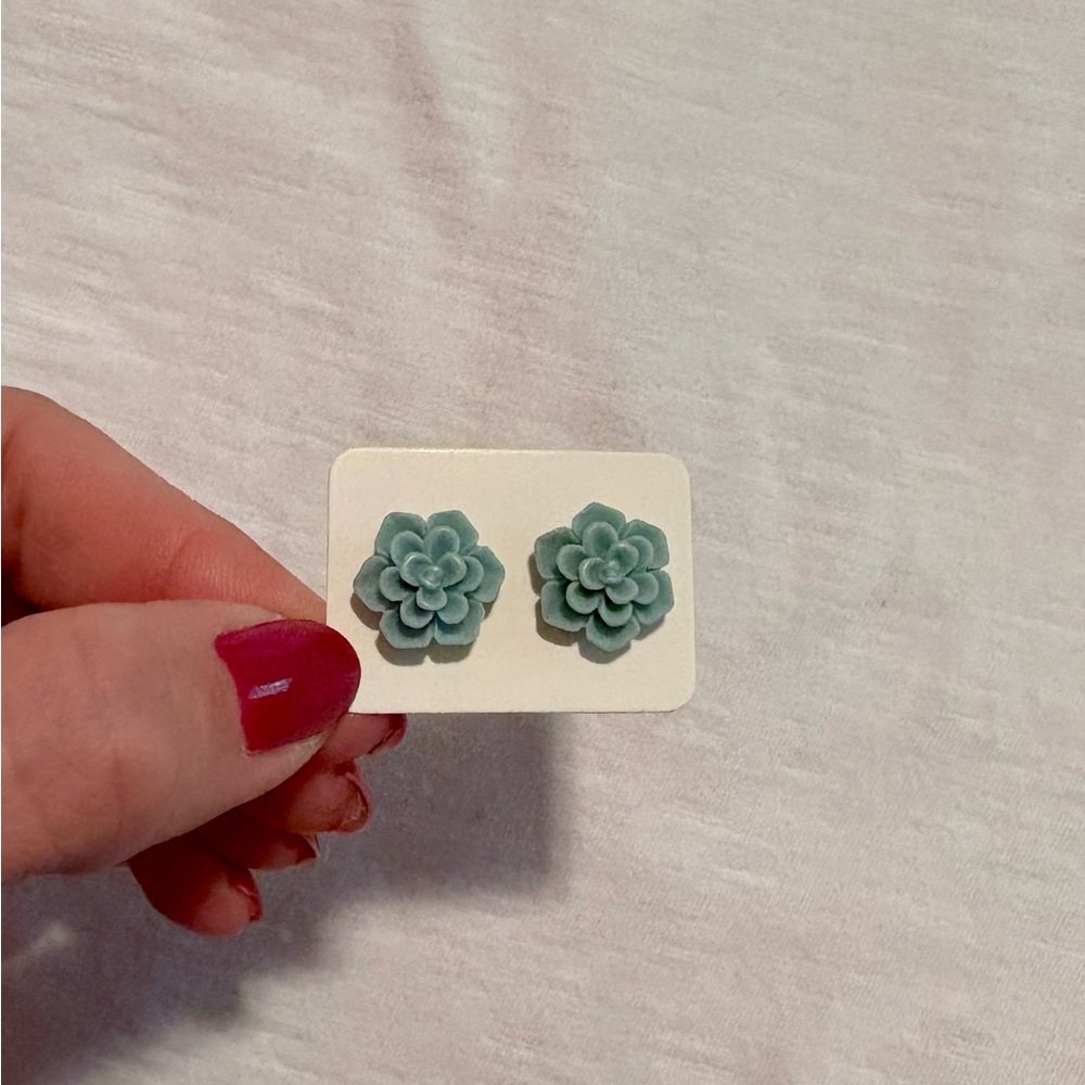 Elegant Floral Stud Earrings in mint